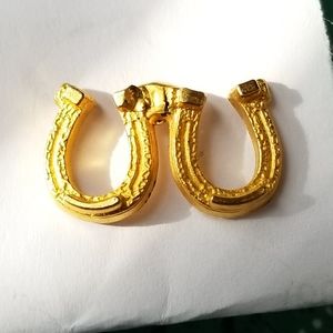 Vintage two horse shoes pin gold tone horseshoe